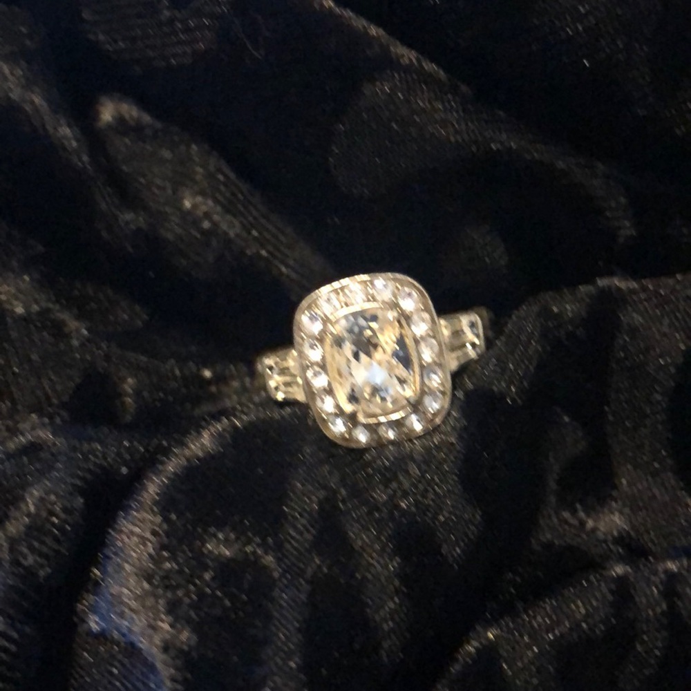 Beautiful Brighton Crystal Ring -Size 7
